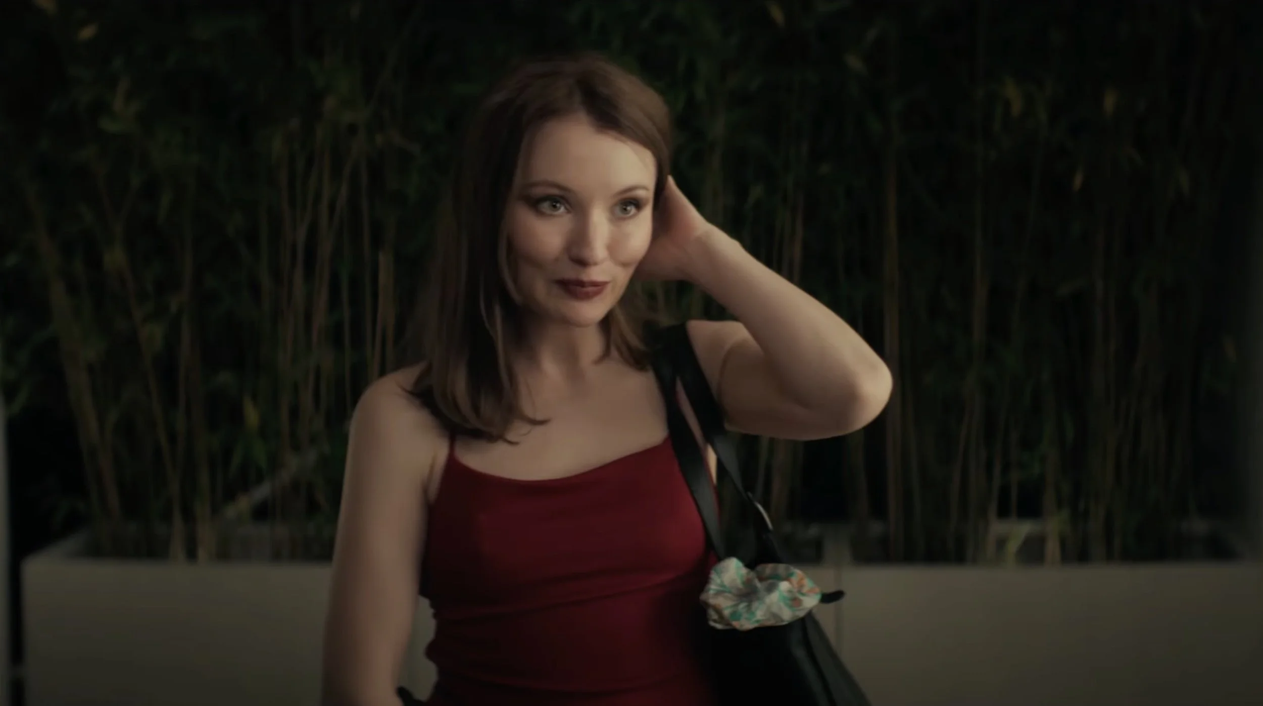 Emily Browning remains blocked in a romantic comedy in temporal loop in the trailer of One More Shot